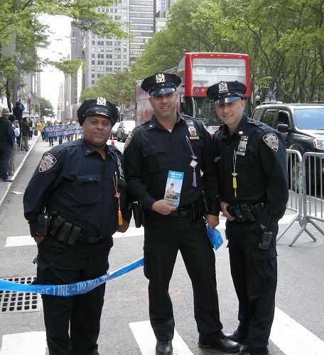 '图7:三位警察胸前都佩戴着法轮功学员送的小莲花,警察Anthony(左)说每个人都应得到法轮大法。'