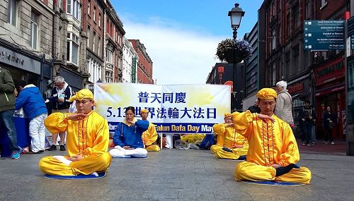 '图3~4:爱尔兰法轮功学员在都柏林市中心演示功法'