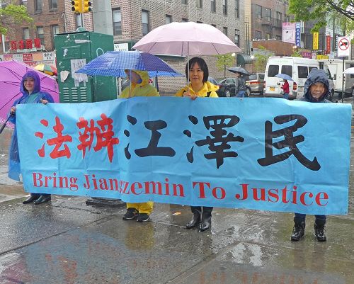 图1-3:纽约布鲁克林第八大道的众多街口,法轮功学员拉起横幅传播真相
