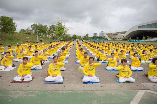 '图2:庆祝五一三世界法轮大法日,高雄部份法轮功学员聚集在高雄卫武营、台湾最大国家剧院门前广场集体炼功。'