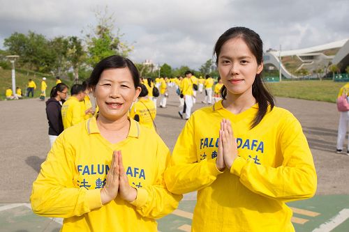 '图4:美容美发设计师惠宇与女儿同修大法,她说:“修炼大法的人是世界上最快乐的人。”'
