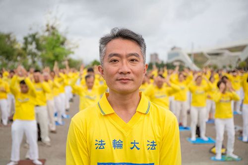 '图6:医检师裕峰表示:“大法可以教导人心向善,道德回升,祈愿更多更多的人认同真善忍,走上美好的未来。”'