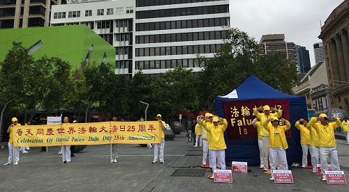 '图1:五月十三日,昆士兰部份法轮功学员在布里斯本广场庆祝法轮大法洪传二十五周年。'