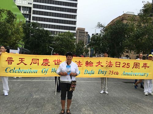 '图4:澳洲土著人拜恩(Cheryl Bane)欣赏法轮功的平和并希望立即制止中共对法轮功的迫害。'