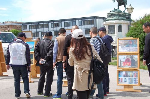 '图8~9:路过的大陆游客集体看真相展板'