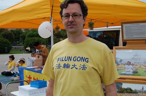 '图10:西人法轮功学员Igor在活动现场'