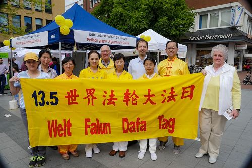 '图3:参加活动的法轮功学员合影,庆祝世界法轮大法日'