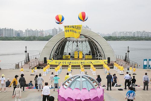 '图1:5月13日,韩国部份法轮功学员和市民们汇聚在汝矣岛汉江公园,欢庆第18届“世界法轮大法日”及法轮大法洪传25周年。'