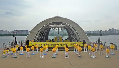 '图6:法轮功学员在演示法轮功的功法。'
