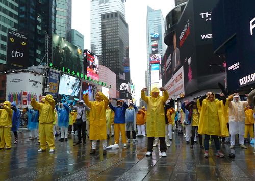 '图1~2:法轮功学员在时代广场集体炼功。'