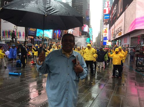 '图4:巴西籍美国人Bernard Silva先生,在接受采访时说:“法轮功修炼对身体、生活非常有益,对每个人都有益。”'
