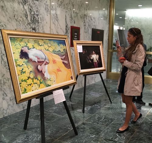 '图5:州议员助理Daniela Zolorzano表示很喜欢画展'
