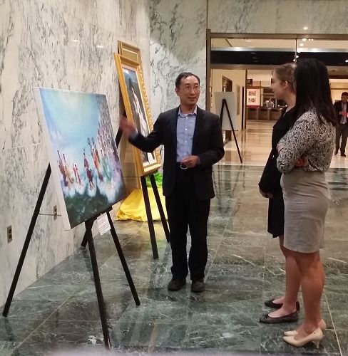 '图7:议员办公室的两位女助手参观画展。'
