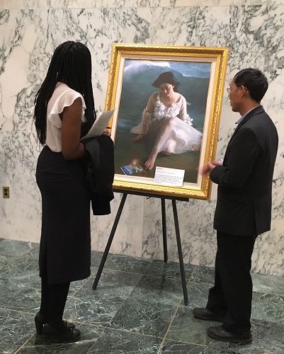 '图10:一位州议员助理在看画展。'