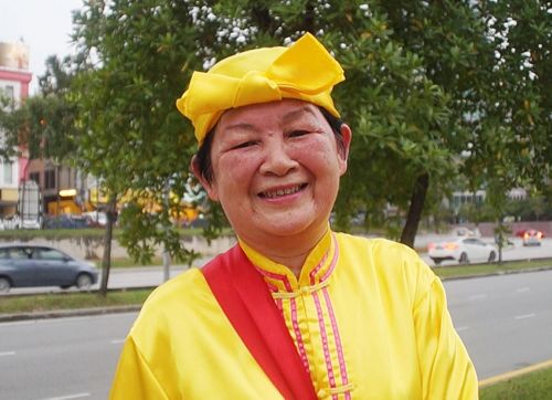 '图15:容光焕发的黎美莉女士今年已68岁,修炼法轮功已有17年的她感激的表示,法轮功给了她身心健康,家庭和睦,她很感谢师父。'