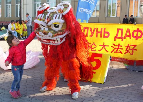 '图1~3:伊尔库茨克市学员们的活动包括功法表演、舞狮子等,得到市民喜爱'