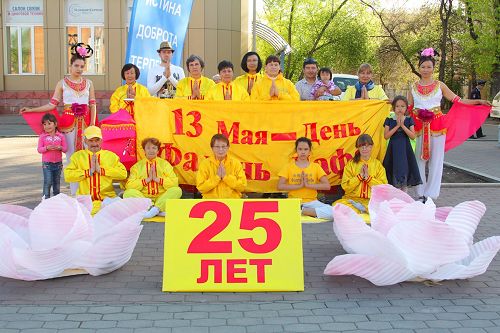 '图4:学员们合影恭祝师尊华诞'