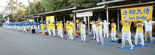'图1:学员们集体炼功'