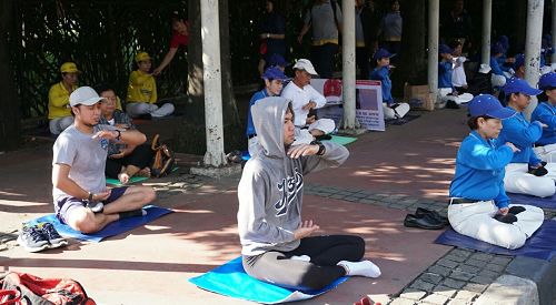 '图4:民众自发加入静功修炼,学习打坐'