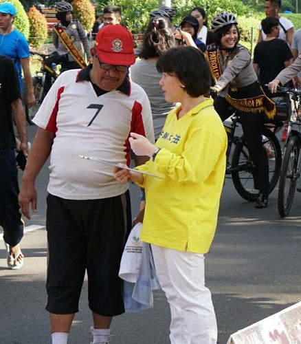 '图5:学员向路人讲真相'