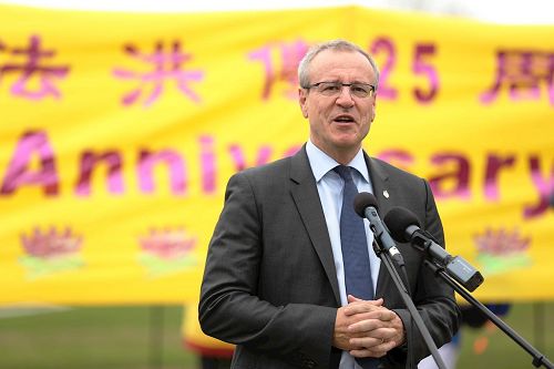 '图1:国会议员Borys Wrzesnewskyj先生五月九日在庆祝法轮大法洪传二十五周年庆典集会上发言'