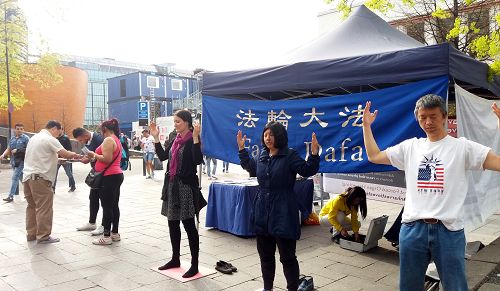图1:初夏的芬兰赫尔辛基市中心的反迫害信息日