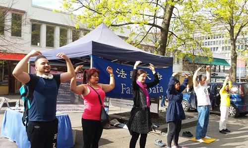 图2:一对年轻的伴侣(左一、左二)和学员们一起炼第二套功法,感觉非常舒服