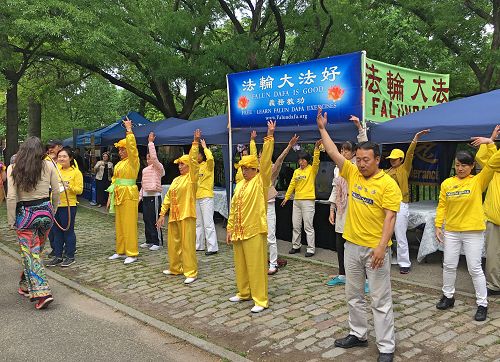 图1:法轮功学员在舞蹈节庆典上设立展位,向民众传播法轮功的真相。图中学员正在展示法轮功的功法。