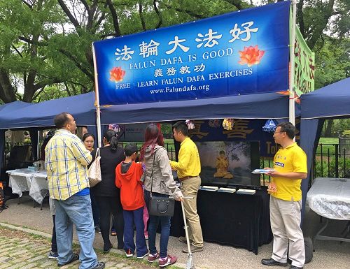 图4:民众正在了解法轮功的真相。