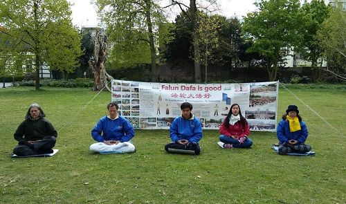 '图2:法轮功学员在海牙皇家花园炼功'