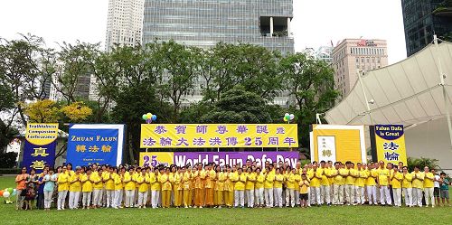 '图1:二零一七年五月二日,新加坡法轮功学员在芳林公园庆祝即将来临的世界法轮大法日。图为学员们集体合影,虔敬合十,恭祝师尊生日快乐。'