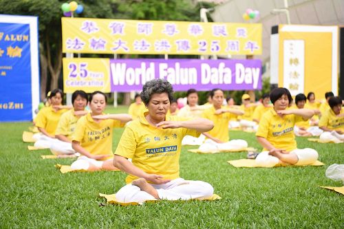 '图2~3:二零一七年五月二日,新加坡法轮功学员在芳林公园庆祝即将来临的世界法轮大法日。图为学员们正在集体炼功。'