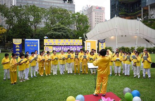 '图4:新加坡法轮功学员以歌唱、诗歌朗诵等演出庆祝世界法轮大法日。'
