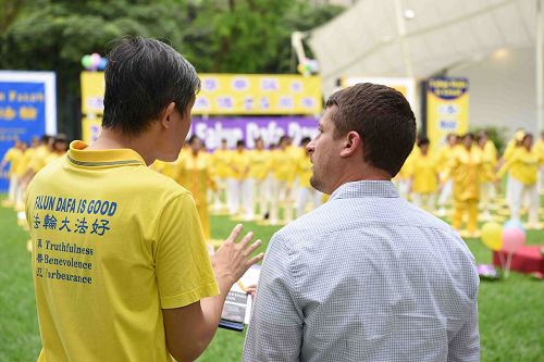 '图6:二零一七年五月二日,新加坡法轮功学员在芳林公园庆祝即将来临的世界法轮大法日,路人驻足了解真相。'