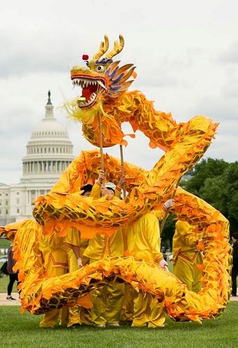 '图5:法轮功学员喜庆欢腾的舞龙表演'