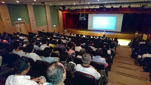 '图1:来自全台各地,利用网路讲真相的部份法轮功学员聚集在桃园市,交流自身的修炼体会,并分享讲真相的心得。'