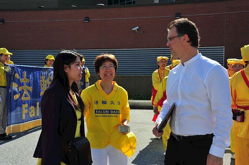 '图8:国会议员Fin Donnelly 先生(右)也特意前来感谢法轮大法学员将真善忍理念带给加拿大社区'