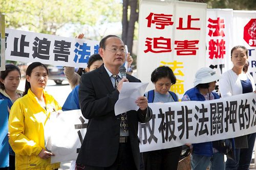'图5:原北京某法院法官王崇明说,没有任何一条法律规定,修炼法轮功违法。'