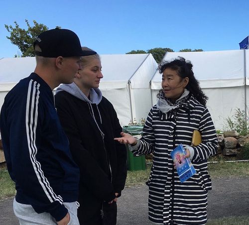 '图5:男青年对法轮功学员说:“今天听了你的介绍,我们才知道法轮功到底是怎么回事,不然就会听信中共所说的。”'