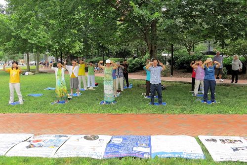 '图1:法轮功学员在费城自由钟景点集体炼功。'