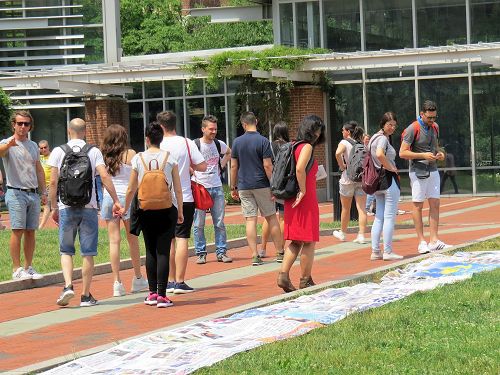 '图2:过往游客阅读法轮功真相展板。'