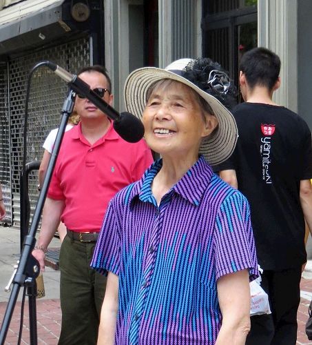 '图4:84岁的费城居民张国庆女士说修炼法轮功让她无病一身轻,并且学会包容他人。'