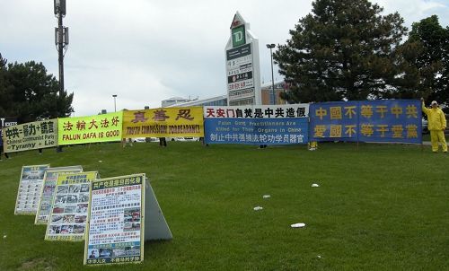 '图一:多伦多法轮功学员在太古广场展示真相横幅'