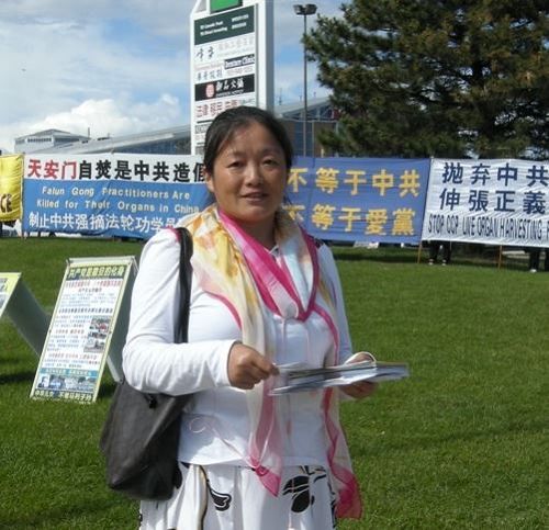 '图三:多伦多法轮功学员Kari Huang女士'
