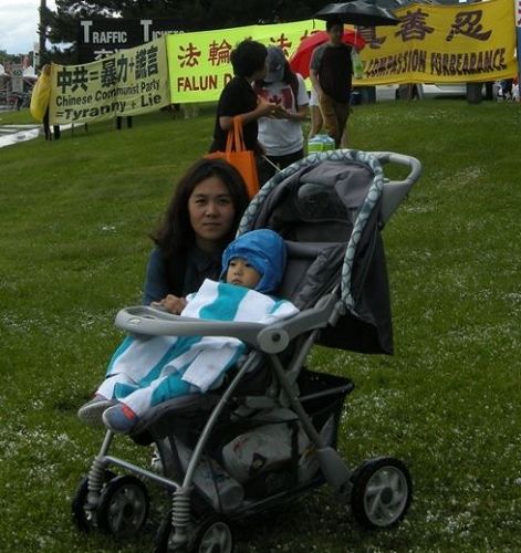 '图四:大陆移民Lisa女士和孩子'