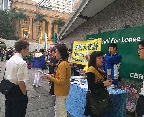 '图1:二零一七年六月二十三日下午,澳洲昆士兰部份法轮功学员在布里斯本市中心中领馆对面的乔治国王广场(King George Square)举办讲真相活动,向当地民众传播法轮功的真相。'