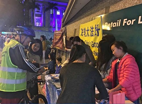 '图2~3:了解真相的民众纷纷在制止迫害的征签表上签名。'