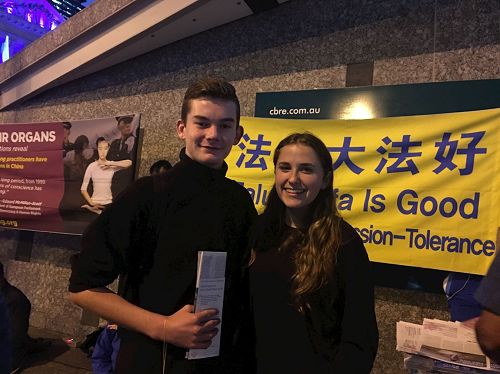 '图5:贝蕾(Bayleigh Duck)和科林(Colin Coelho)支持法轮功学员反迫害。'