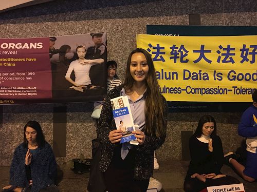 '图6:阿莉塔丝(Aliitasi Marshall)说:“制止迫害,永不放弃!”'