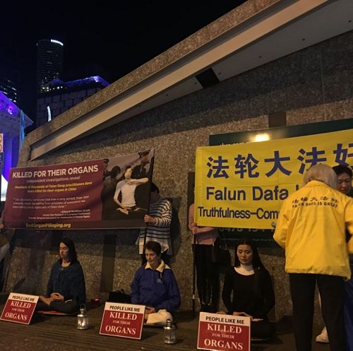 '图7:烛光守夜,悼念被迫害致死的同修'